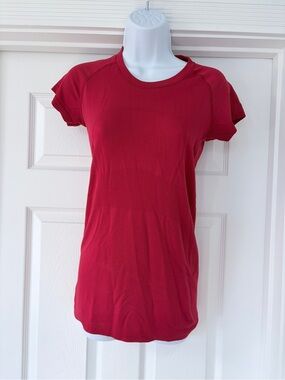 Women’s Lululemon Short Sleeve shirt, hip length - Red